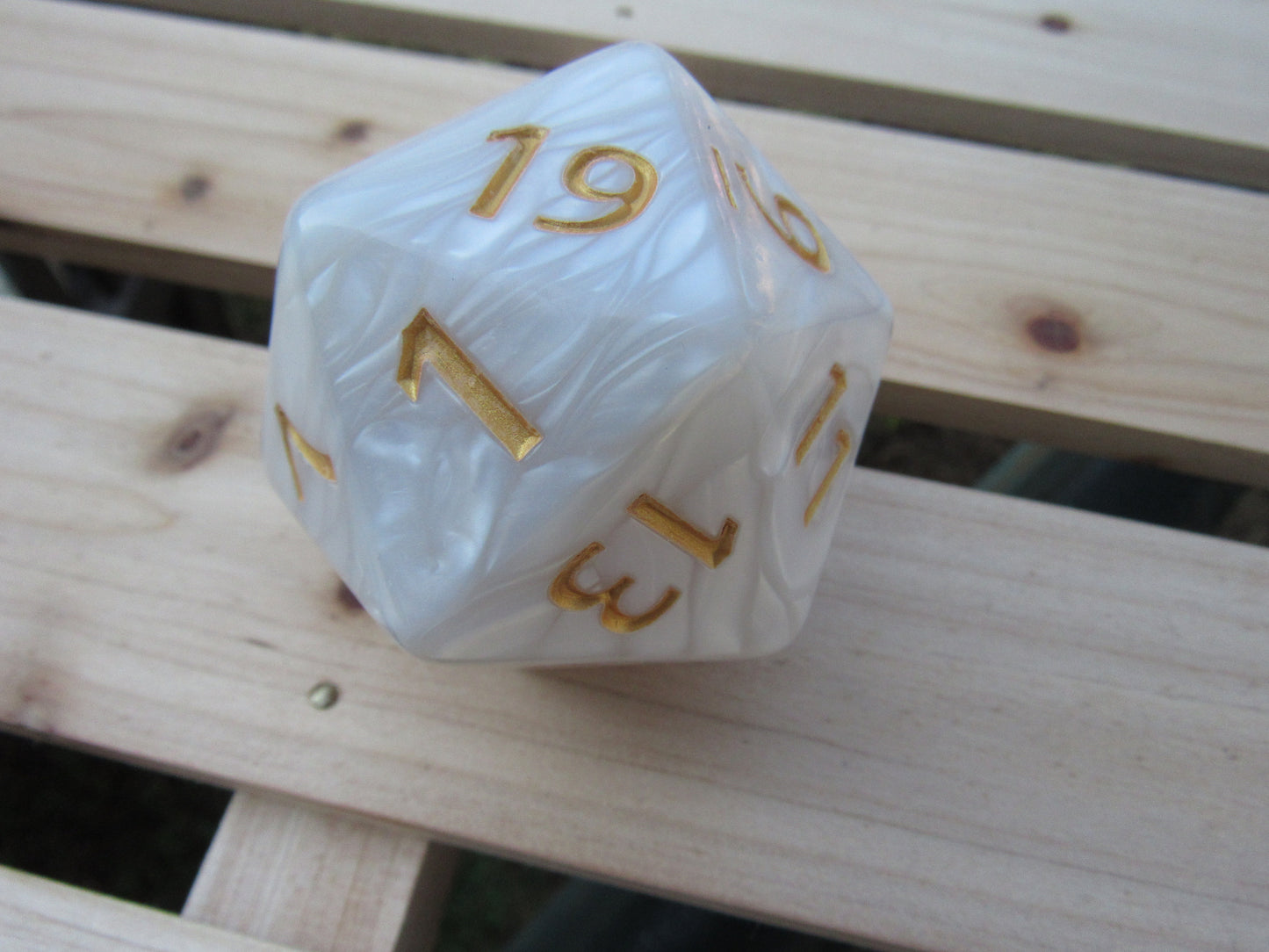 Giant White Pearl D20