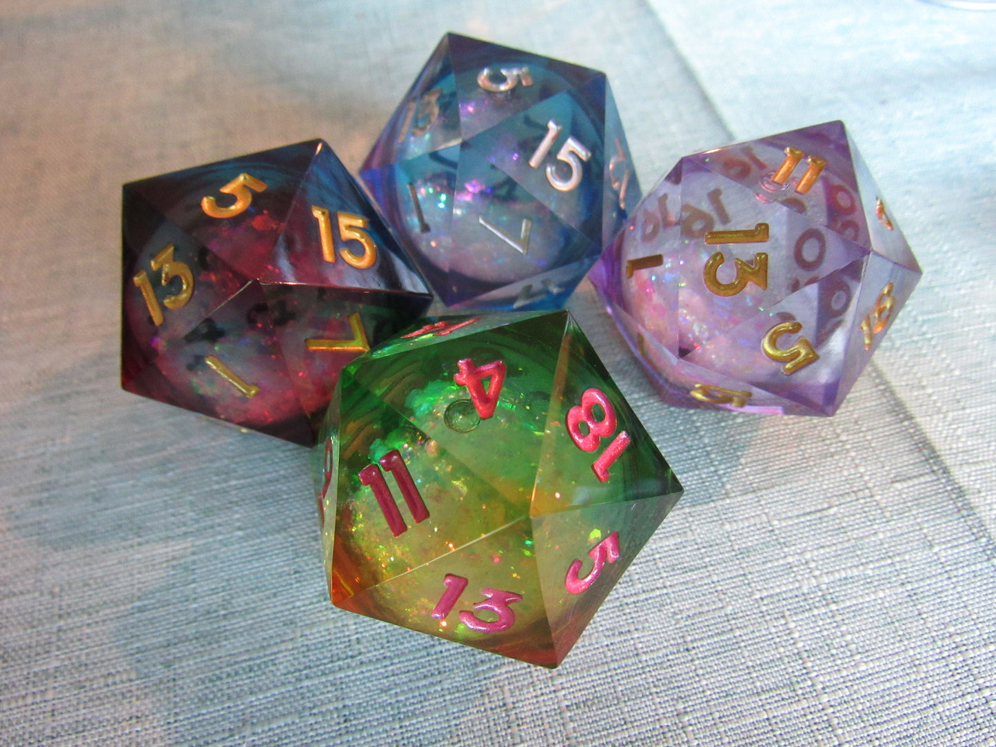 Glitter Liquid Core Resin D20 (Large - 33mm)